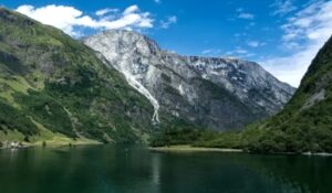 Read more about the article Menyusuri Keajaiban Alam Fjord Norwegia dengan Pesiar Mewah