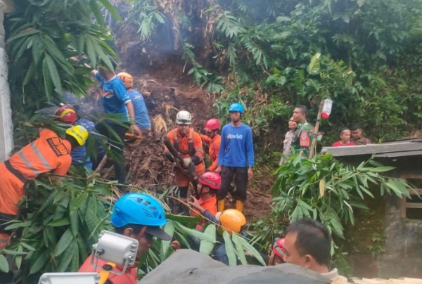 Read more about the article Detik-Detik Bocah Perempuan Tertabrak KA Pangrango Saat Kejar Layangan di Rel Cigombong