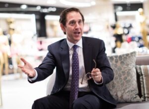 Read more about the article Arsitek Saks Global, Richard Baker, Meninggalkan Warisan yang Penuh Lika-Liku