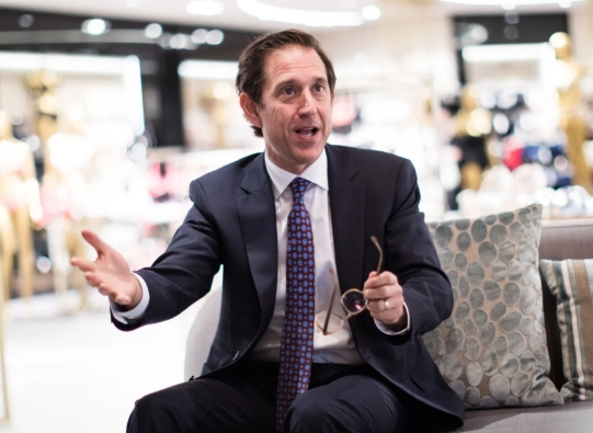 Read more about the article Arsitek Saks Global, Richard Baker, Meninggalkan Warisan yang Penuh Lika-Liku