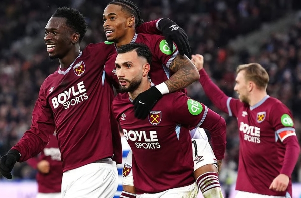 Read more about the article West Ham United Rayakan Kemenangan Telak 3-1 Atas Sunderland