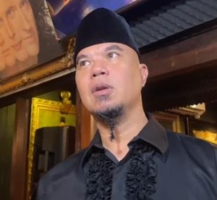 Read more about the article Ahmad Dhani Bikin Penasaran, Bocorkan Inisial Nama Calon Cucu