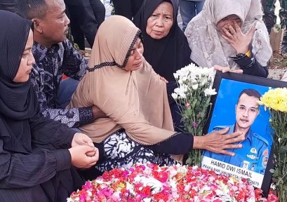 Read more about the article Longsor Cisarua, Tangisan Istri Warnai Pemakaman Prajurit Praka Hamid